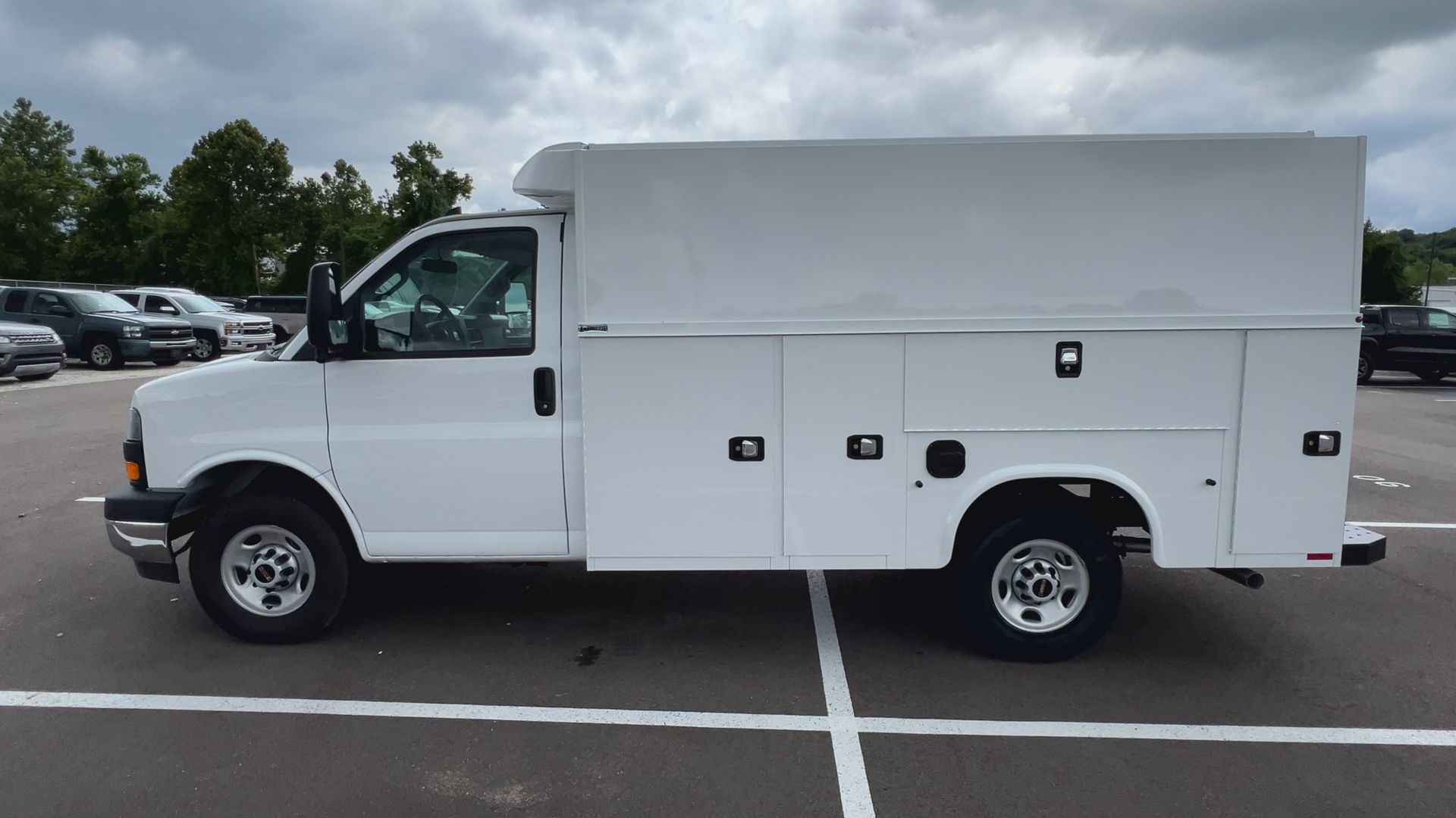 2025 GMC Savana Cutaway 3500 1WT