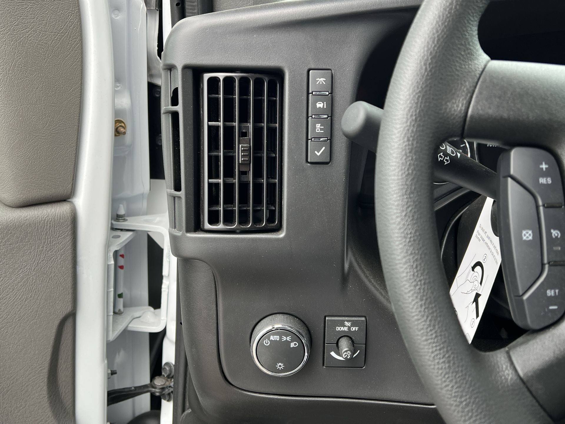 2024 Chevrolet Express Cutaway 3500 1WT