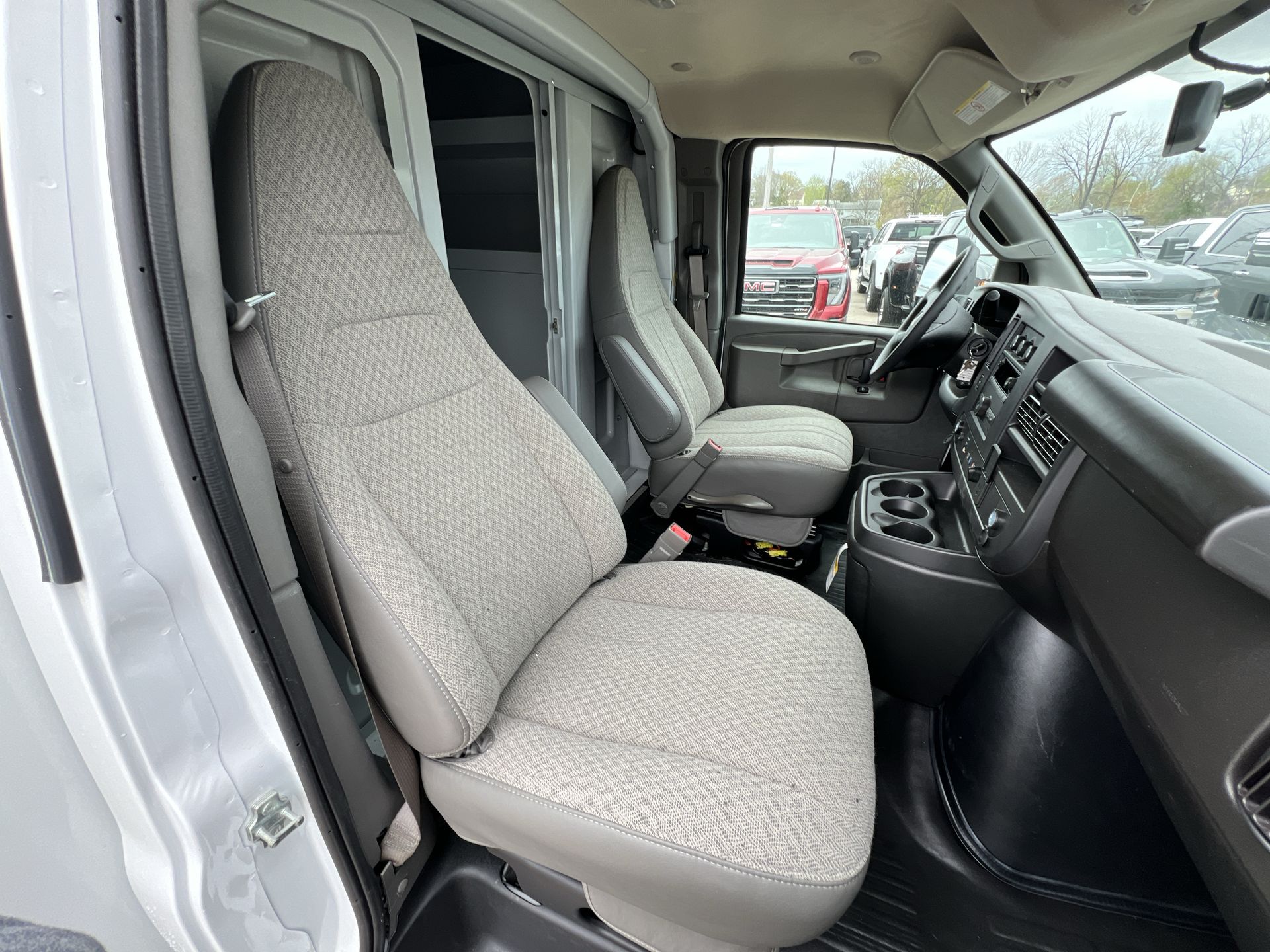 2024 Chevrolet Express Cutaway 3500 1WT