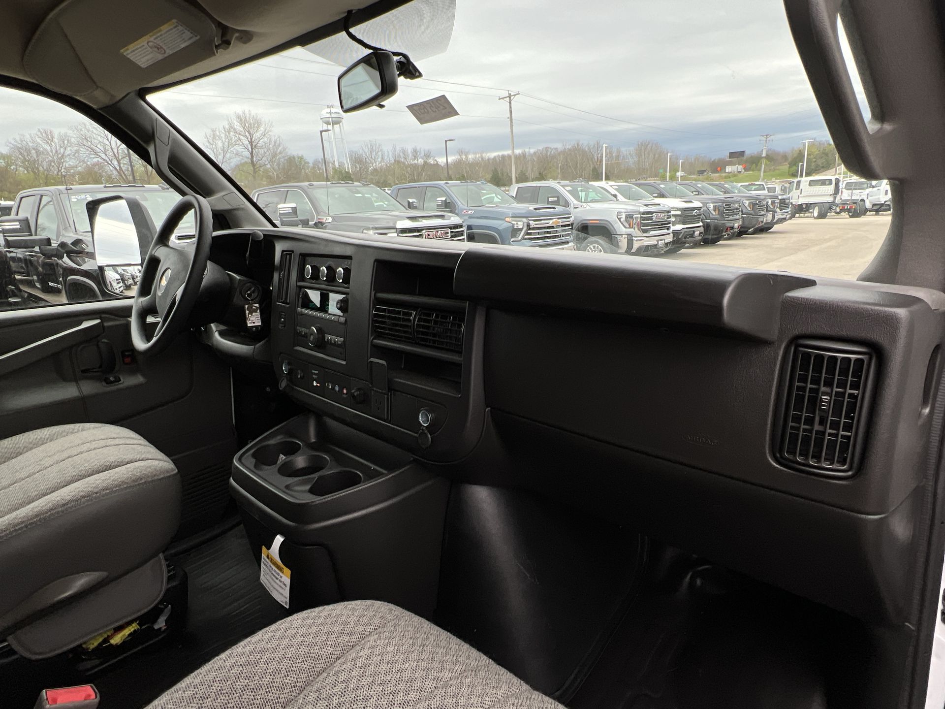 2024 Chevrolet Express Cutaway 3500 1WT