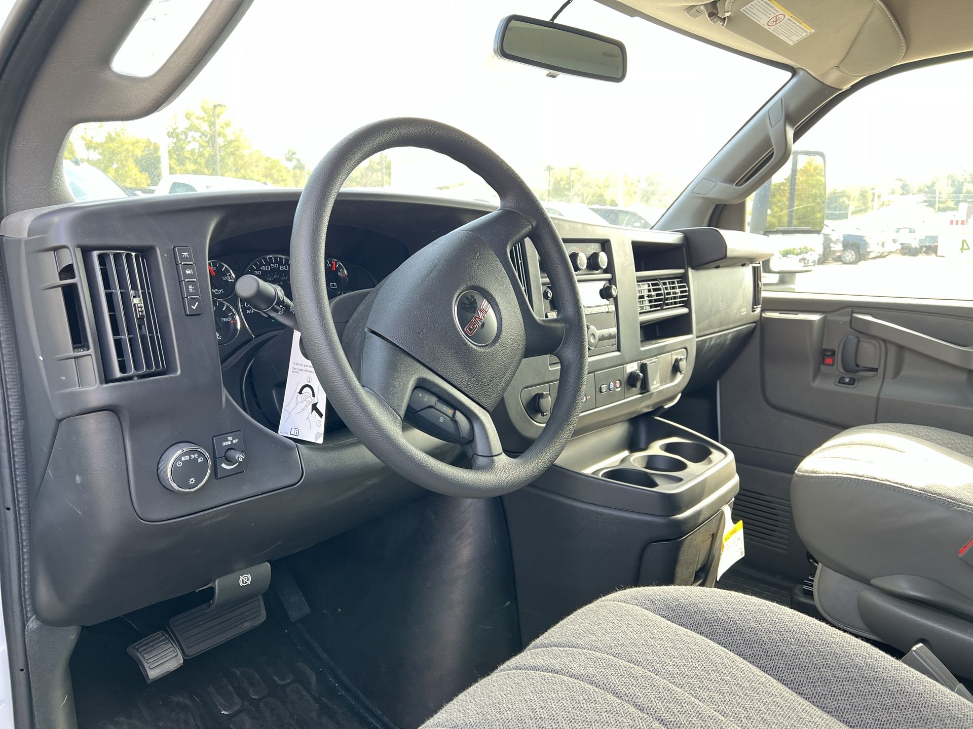 2025 GMC Savana Cutaway 3500 1WT