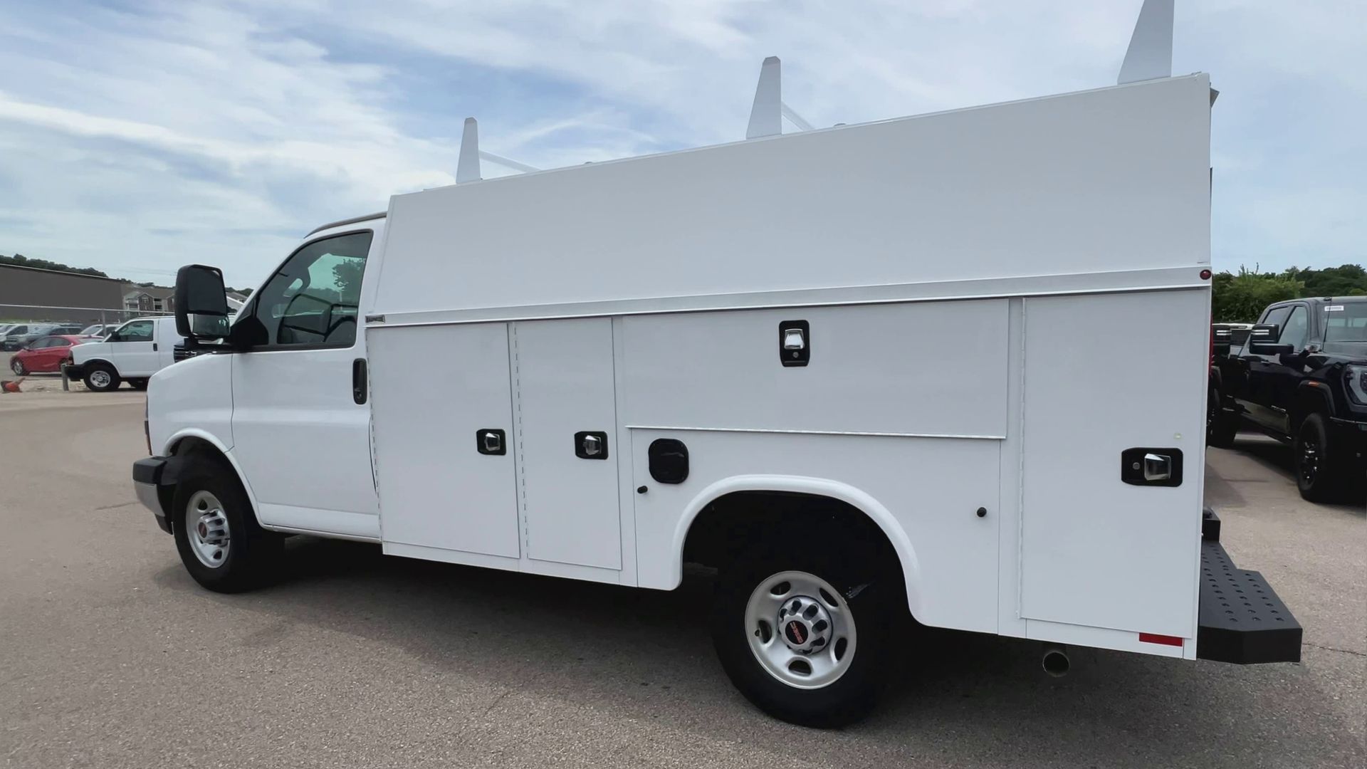 2025 GMC Savana Cutaway 3500 1WT