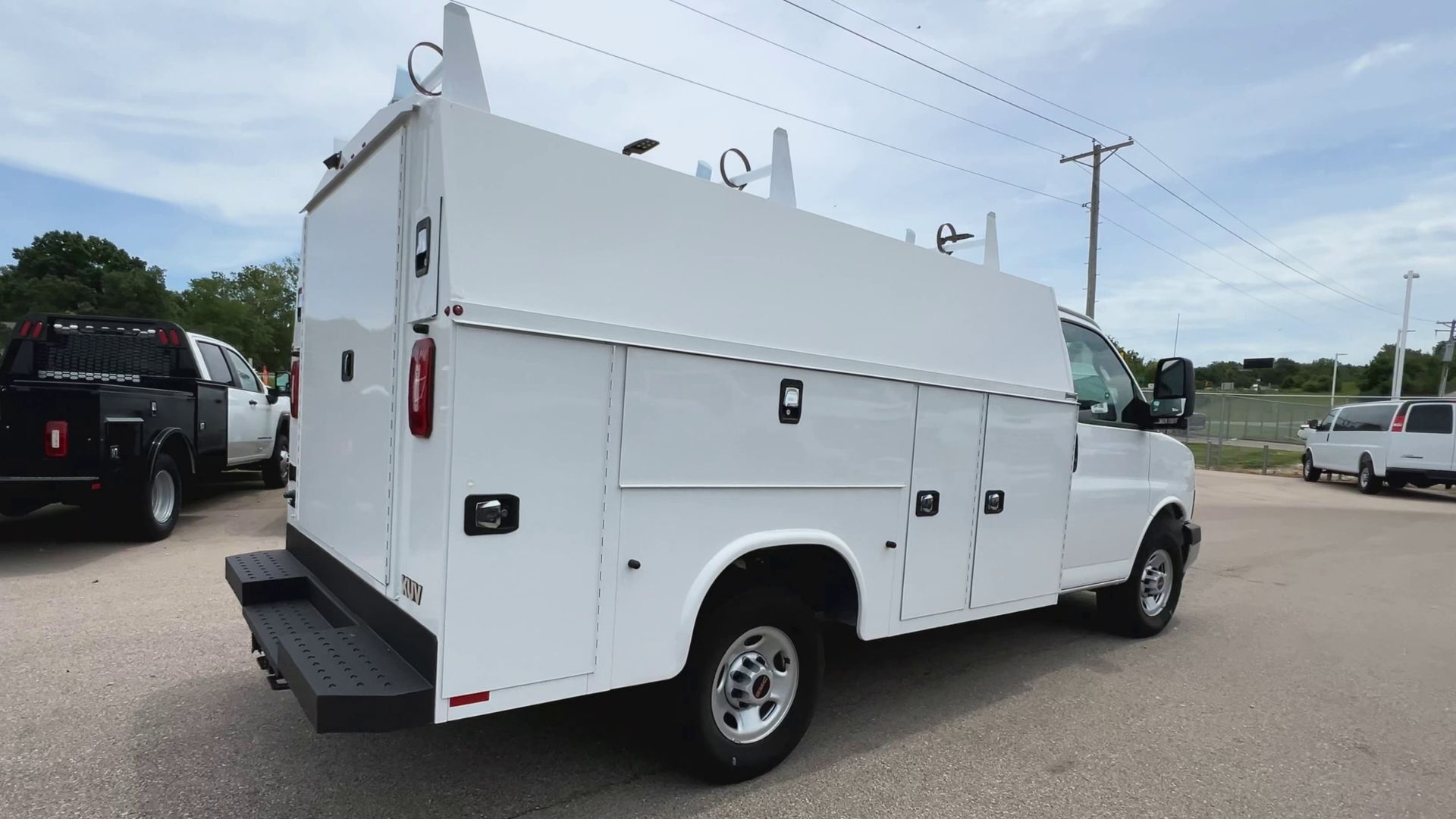 2025 GMC Savana Cutaway 3500 1WT