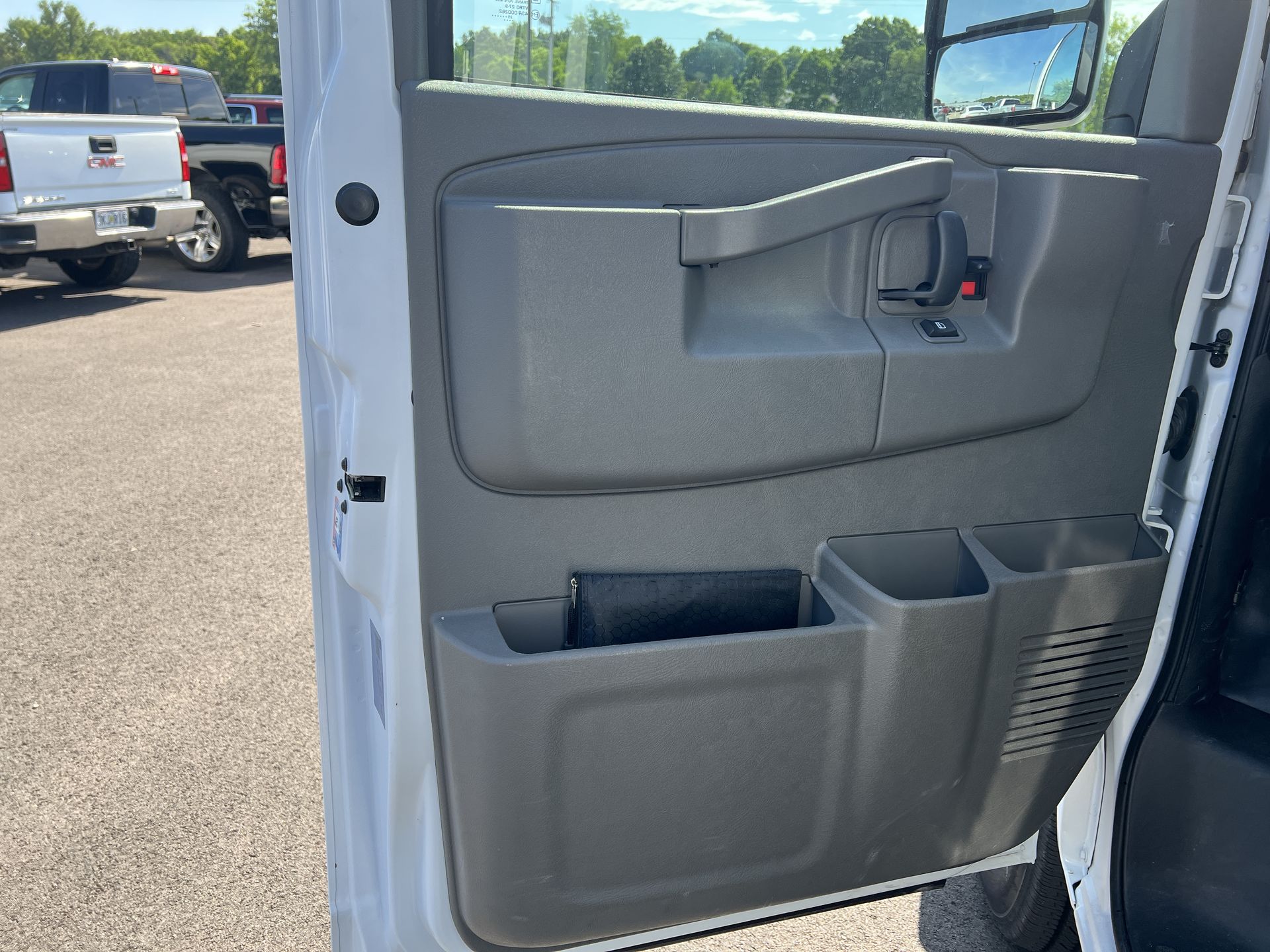 2025 GMC Savana Cutaway 3500 1WT