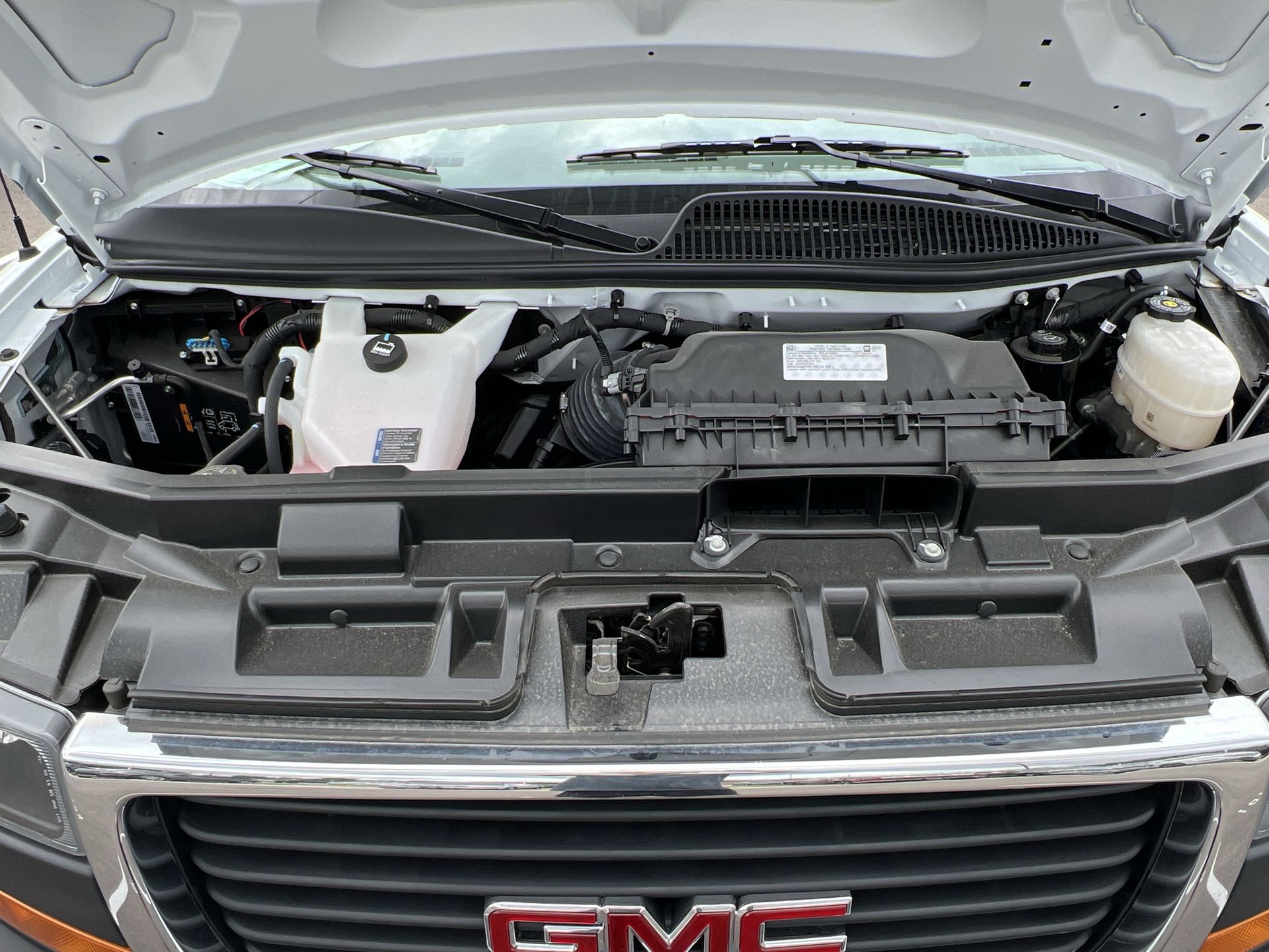 2025 GMC Savana Cutaway 3500 1WT