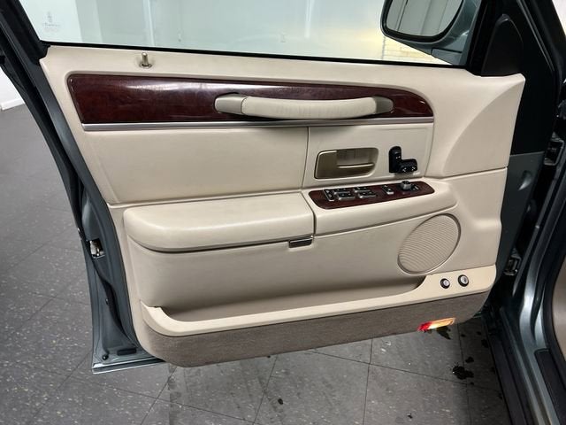 2004 Lincoln Town Car Signature