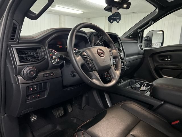 2024 Nissan TITAN Crew Cab PRO-4X 4x4