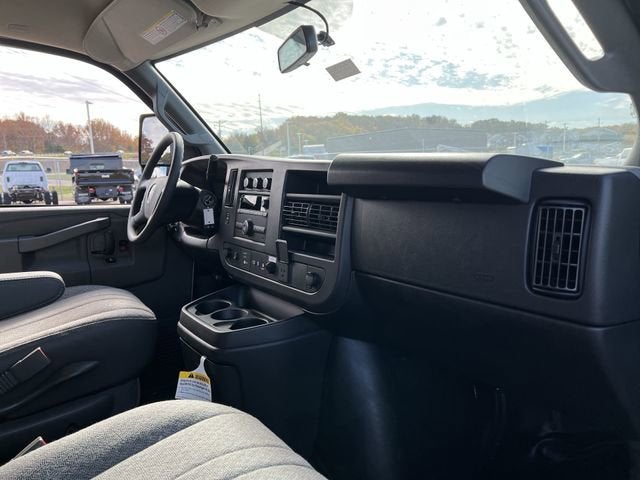 2025 GMC Savana Cutaway 3500 1WT