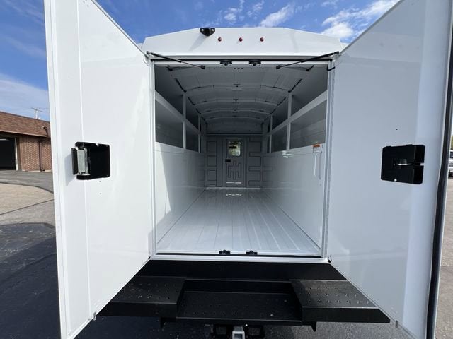 2025 GMC Savana Cutaway 3500 1WT