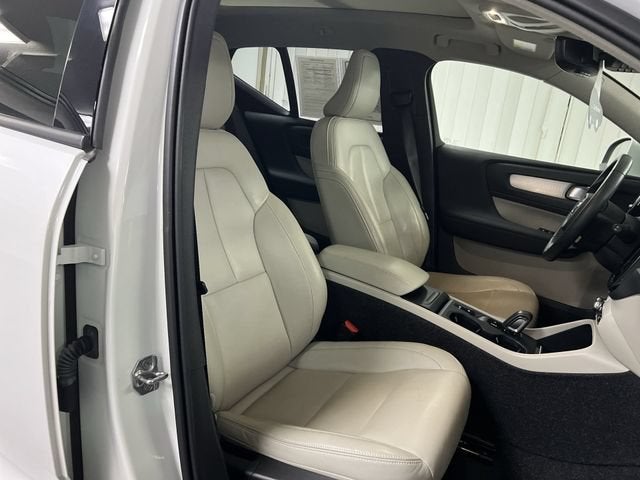 2021 Volvo XC40 T5 Momentum