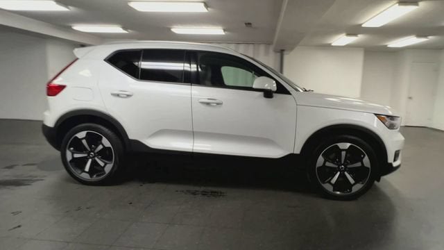 2021 Volvo XC40 T5 Momentum