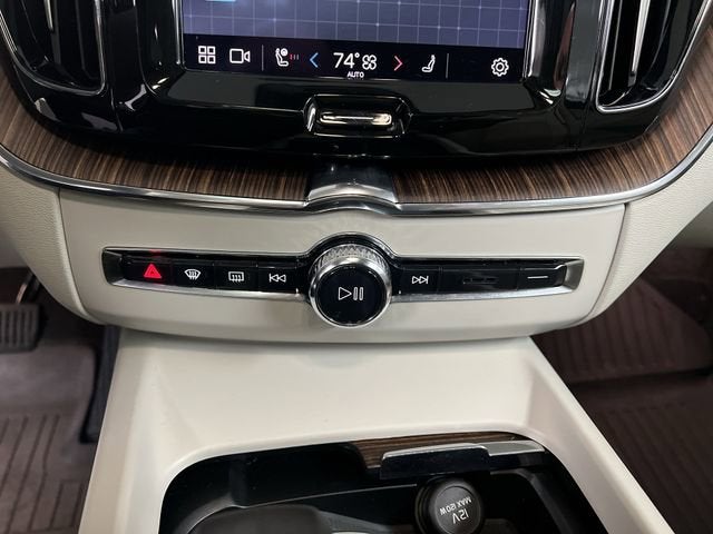 2022 Volvo XC60 B5 Momentum