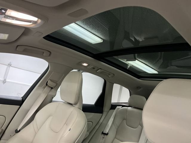 2022 Volvo XC60 B5 Momentum