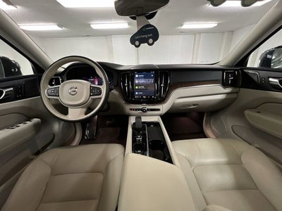 2022 Volvo XC60 B5 Momentum