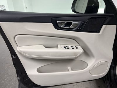 2022 Volvo XC60 B5 Momentum