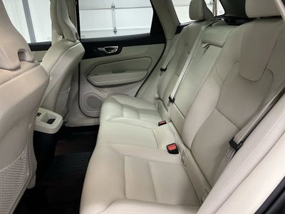 2022 Volvo XC60 B5 Momentum
