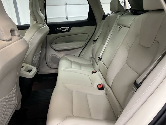 2022 Volvo XC60 B5 Momentum