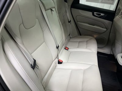 2022 Volvo XC60 B5 Momentum