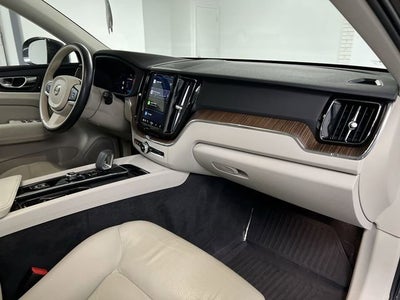 2022 Volvo XC60 B5 Momentum