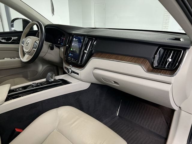 2022 Volvo XC60 B5 Momentum